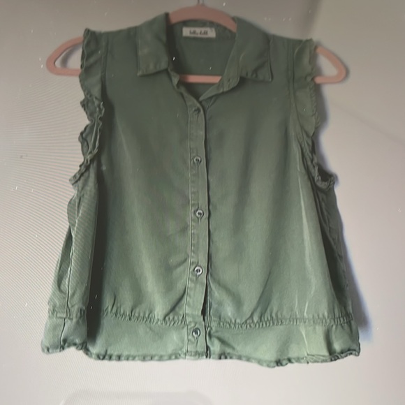 Bella Dahl Tops - NWT BELLA DAHL RUFFLE SLEEVELESS BUTTON UP TANK